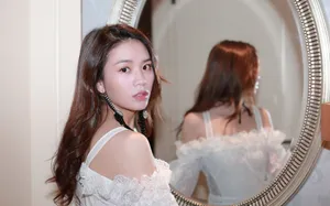 黄英白裙优雅甜美写真图片_4
