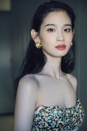 屈菁菁抹胸裙性感优雅写真图片