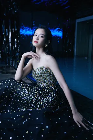 屈菁菁抹胸裙性感优雅写真图片_3