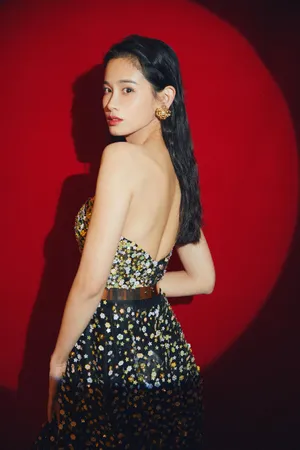 屈菁菁抹胸裙性感优雅写真图片_4
