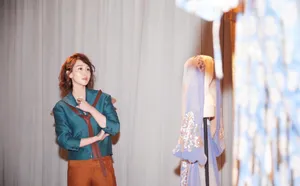 练练水手服乱发甜酷街拍图片_6