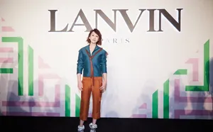 练练水手服乱发甜酷街拍图片_7