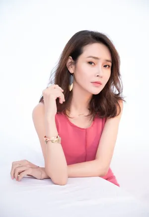 于明加玫粉色连衣裙性感写真_2