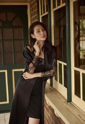 于明加蕾丝睡衣性感诱人写真_2