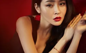 于明加热辣红唇性感迷人写真