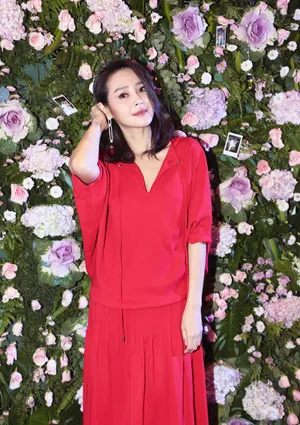 于明加优雅红裙迷人性感写真