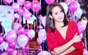 于明加优雅红裙迷人性感写真_2