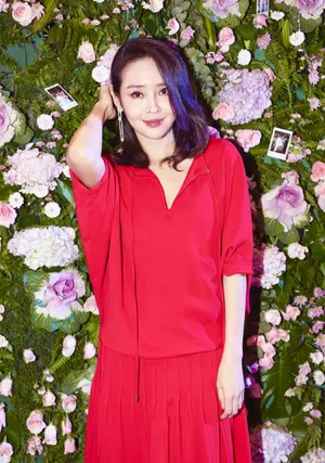 于明加优雅红裙迷人性感写真_3