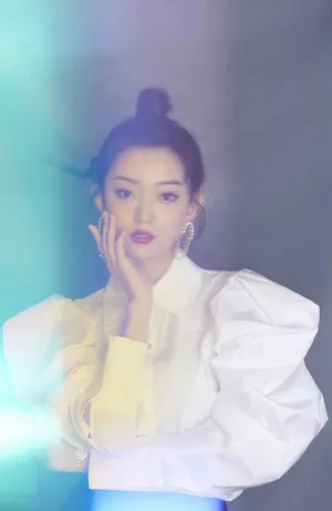 罗予彤妩媚红唇写真图片_5
