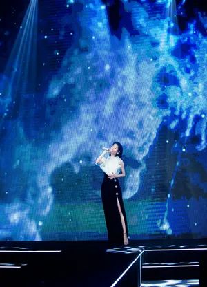张碧晨纯美性感舞台照图怕_5