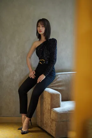 蓝盈莹酷美干练写真图片