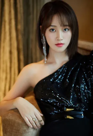蓝盈莹酷美干练写真图片