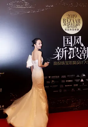 王鸥鱼尾礼服优雅性感写真
