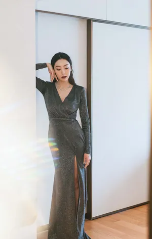 鄂靖文性感开叉裙写真图片_4