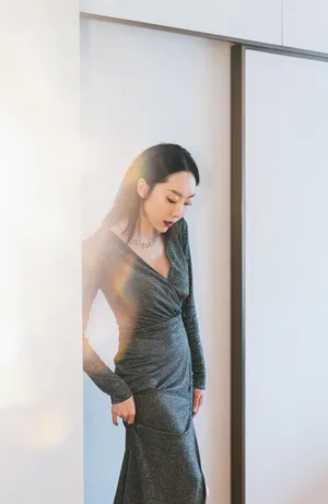 鄂靖文性感开叉裙写真图片_5