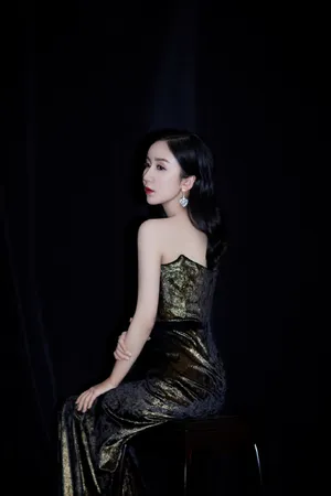 娄艺潇黑金礼服典雅性感写真_4