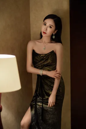娄艺潇黑金礼服典雅性感写真_5