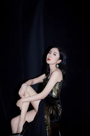 娄艺潇黑金礼服典雅性感写真_7