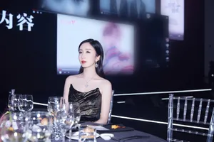 娄艺潇黑金礼服典雅性感写真_10
