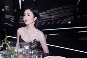 娄艺潇黑金礼服典雅性感写真_11