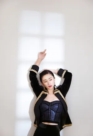赵秦迷人性感活动照图片_3