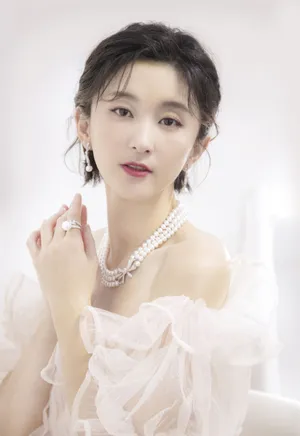 赵秦粉色露肩裙诱人性感图片