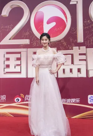 赵秦粉色露肩裙诱人性感图片_7