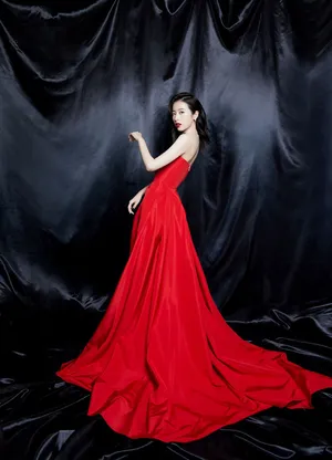 周雨彤妩媚红裙性感写真图片_1