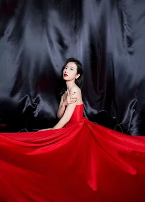 周雨彤妩媚红裙性感写真图片_3