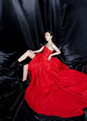 周雨彤妩媚红裙性感写真图片_5