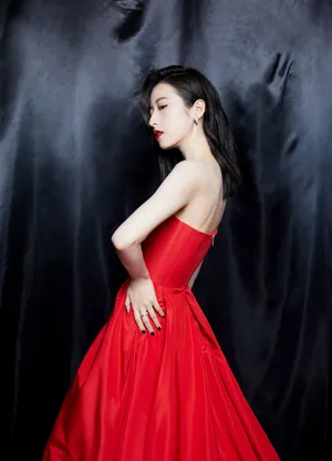 周雨彤妩媚红裙性感写真图片_8