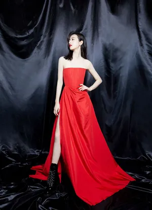 周雨彤妩媚红裙性感写真图片_9