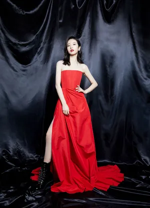 周雨彤妩媚红裙性感写真图片_10