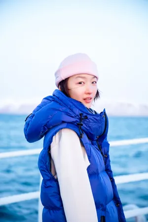 周冬雨羽绒服温暖冬日写真图片
