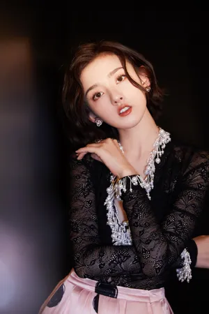 宋祖儿深V透视礼服优雅写真图片