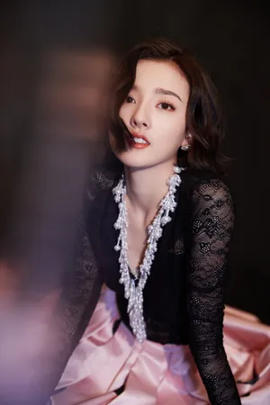 宋祖儿深V透视礼服优雅写真图片