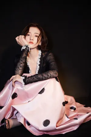 宋祖儿深V透视礼服优雅写真图片_2