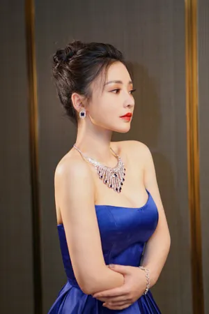 柳岩丸子头丰满性感写真图片