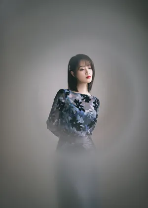 蓝盈莹透视印花裙写真图片_2
