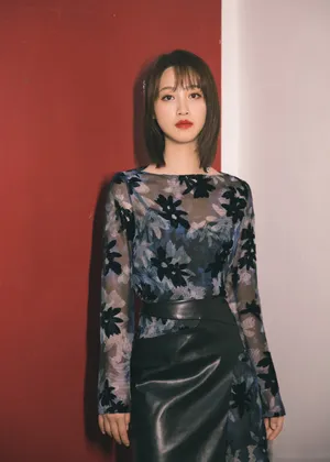 蓝盈莹透视印花裙写真图片_3