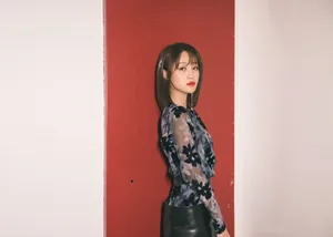 蓝盈莹透视印花裙写真图片_4
