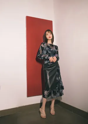 蓝盈莹透视印花裙写真图片_5