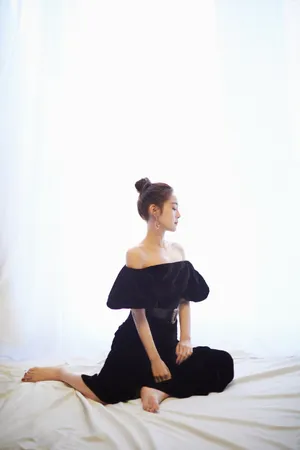 张佳宁一字肩连衣裙性感活动照图片_4