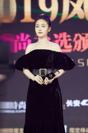 张佳宁一字肩连衣裙性感活动照图片_8