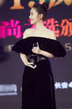 张佳宁一字肩连衣裙性感活动照图片_9
