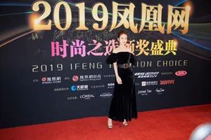 张佳宁一字肩连衣裙性感活动照图片_10
