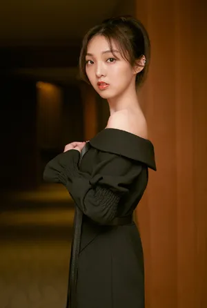 强东玥清秀时尚写真图片_4
