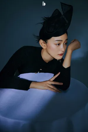 何泓姗性感优雅黑白写真图片