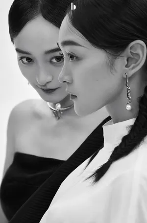 何泓姗性感优雅黑白写真图片_2