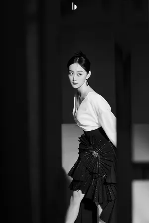 何泓姗性感优雅黑白写真图片_9